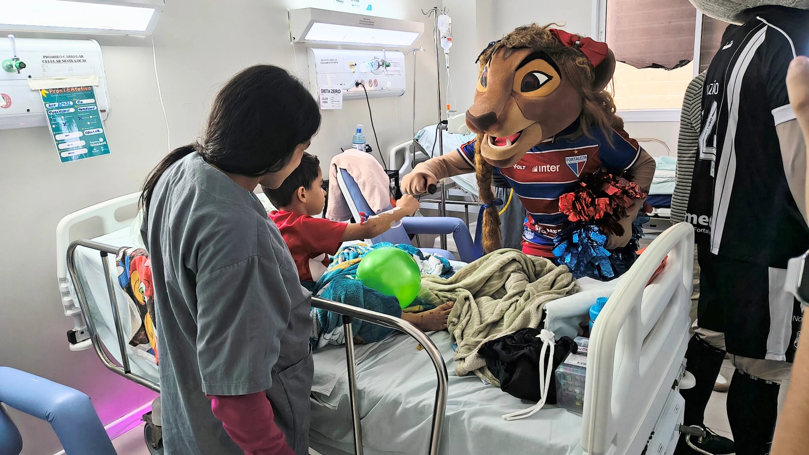 Mascotes de clubes cearenses visitam crianças internadas no IJF em ação pelo Dia das Crianças